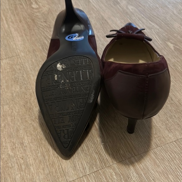 Ellen Tracy Red Heels with Pointed Toe and Bow Detail - Picture 3 of 3